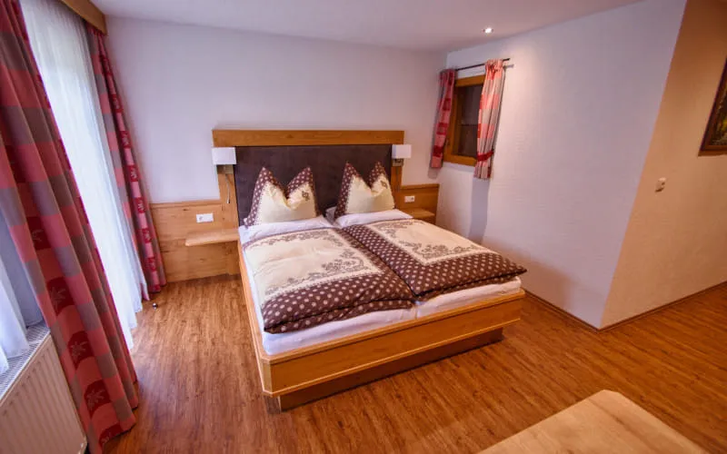 doppelzimmer_mit_balkon_9.jpeg
